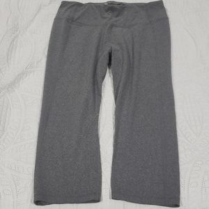 All In Motion Mid-Rise Capri Leggings XL in Gray